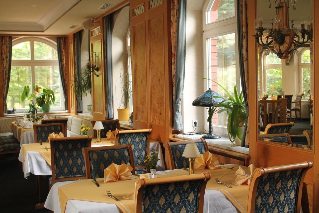 Hotel Und Restaurant Waldschloesschen Crivitz エクステリア 写真