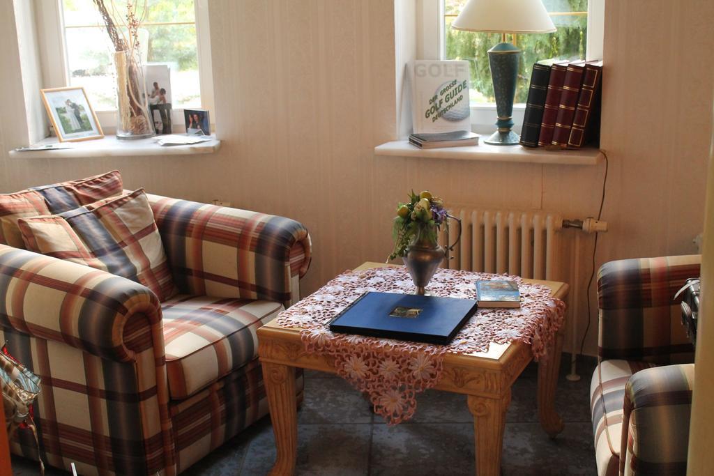 Hotel Und Restaurant Waldschloesschen Crivitz エクステリア 写真