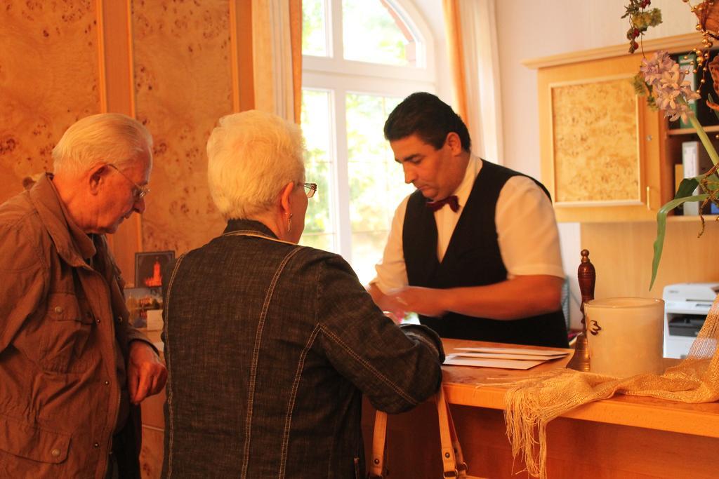 Hotel Und Restaurant Waldschloesschen Crivitz エクステリア 写真