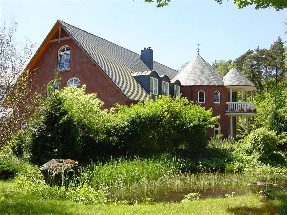 Hotel Und Restaurant Waldschloesschen Crivitz エクステリア 写真