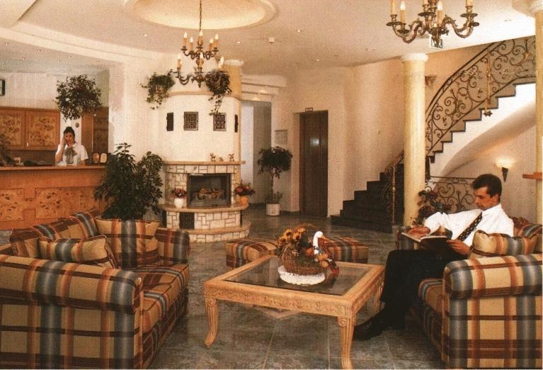 Hotel Und Restaurant Waldschloesschen Crivitz エクステリア 写真
