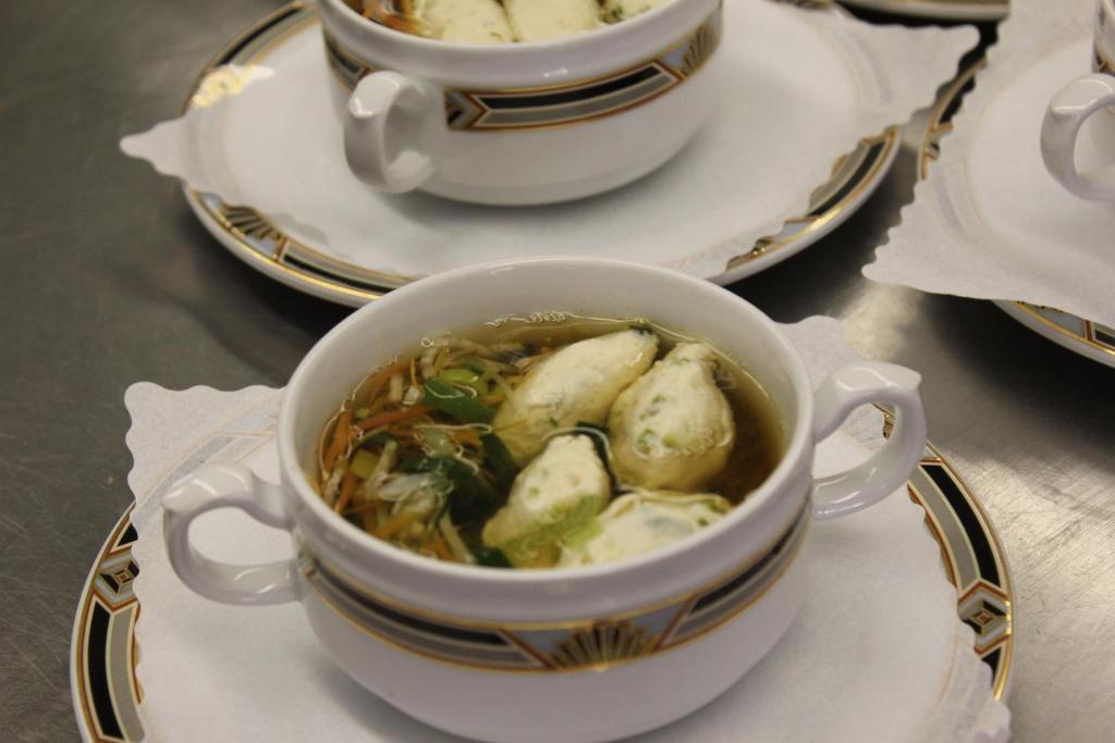 Hotel Und Restaurant Waldschloesschen Crivitz エクステリア 写真