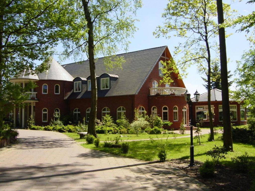 Hotel Und Restaurant Waldschloesschen Crivitz エクステリア 写真